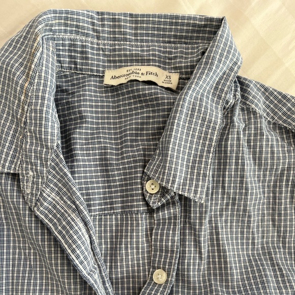 Woman’s Abercrombie and Fitch long sleeve button up size XS - Picture 2 of 4